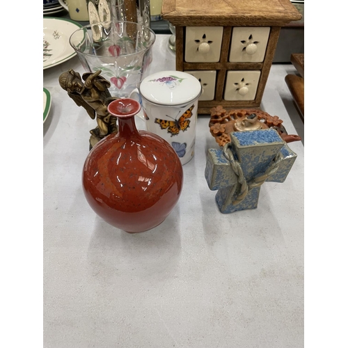 472 - A QUANTITY OF ITEMS TO INCLUDE A STUDIO POTTERY VASE WITH DRIP EFFECT GLAZE, A LARGE ETCHED GLASS VA... 