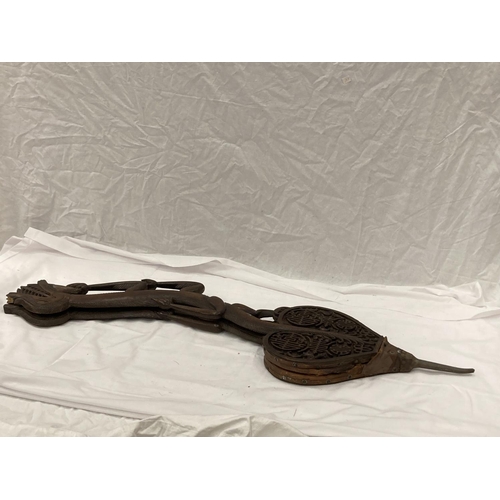 480A - A SET OF ORNATELY CARVED DRAGON DESIGN BELLOWS