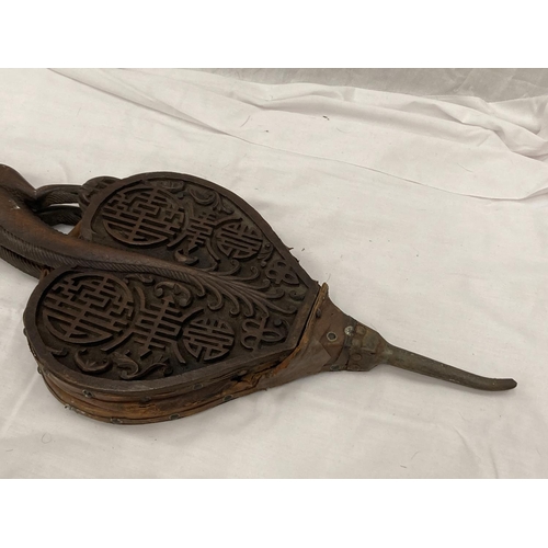 480A - A SET OF ORNATELY CARVED DRAGON DESIGN BELLOWS