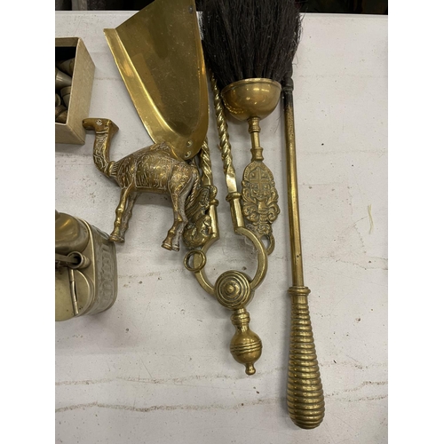 485 - A QUANTITY OF BRASS ITEMS TO INCLUDE A COMPANION SET, VINTAGE CAKE DECORATING NOZZLES, PILL BOXES, C... 