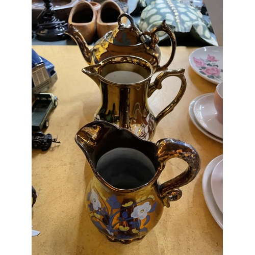 496 - A QUANTITY OF BRONZE COLOURED FLORAL PATTERNED GRADUATING JUGS PLUS A TEAPOT