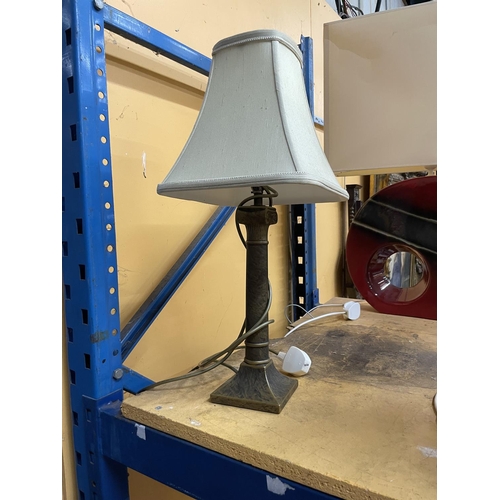 500 - A MODERN BRASS COLOURED EFFECT BASE LAMP WITH CREAM SHADE - 58 CMIN HEIGHT TOGETHER WITH SHADE