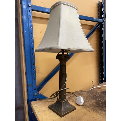 500 - A MODERN BRASS COLOURED EFFECT BASE LAMP WITH CREAM SHADE - 58 CMIN HEIGHT TOGETHER WITH SHADE