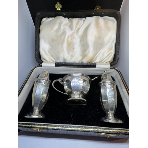 506 - A HALLMARKED SHEFFIELD SILVER CRUET SET IN A PRESENTATION BOX WITH BLUE GLASS LINER. GROSS WEIGHT WI... 