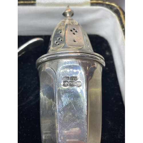 506 - A HALLMARKED SHEFFIELD SILVER CRUET SET IN A PRESENTATION BOX WITH BLUE GLASS LINER. GROSS WEIGHT WI... 