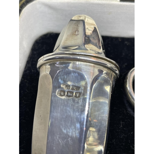 506 - A HALLMARKED SHEFFIELD SILVER CRUET SET IN A PRESENTATION BOX WITH BLUE GLASS LINER. GROSS WEIGHT WI... 