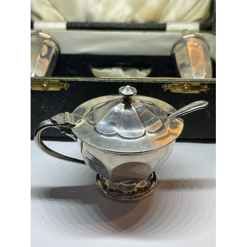 506 - A HALLMARKED SHEFFIELD SILVER CRUET SET IN A PRESENTATION BOX WITH BLUE GLASS LINER. GROSS WEIGHT WI... 