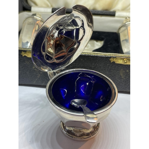 506 - A HALLMARKED SHEFFIELD SILVER CRUET SET IN A PRESENTATION BOX WITH BLUE GLASS LINER. GROSS WEIGHT WI... 