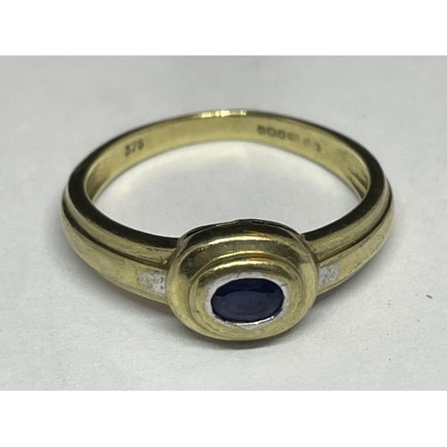 511 - A 9 CARAT GOLD RING WITH A SOLITAIRE SAPPHIRE STONE SIZE K