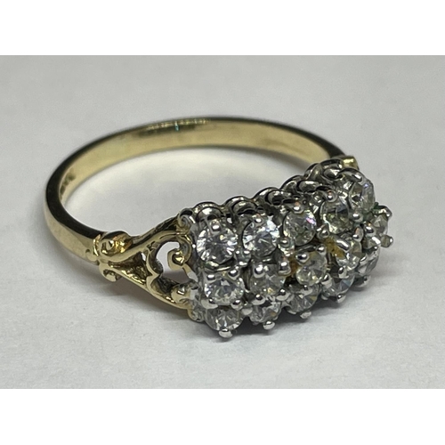 513 - A 9 CARAT GOLD RING WITH FIFTEEN CUBIC ZIRCONIA STONES IN A CLUSTER DESIGN SIZE N