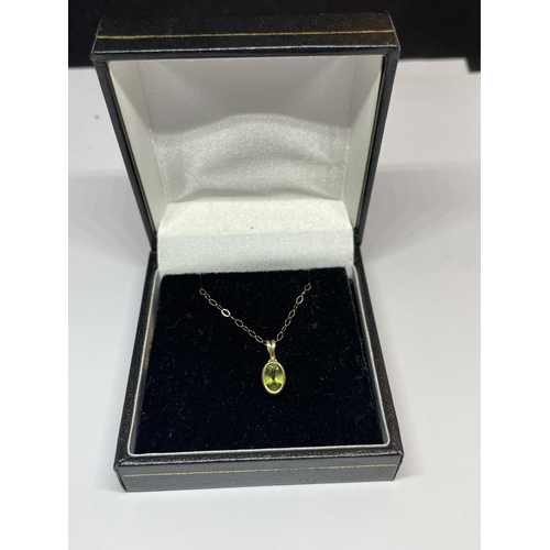 520 - A 9 CARAT GOLD NECKLACE WITH A PERIDOT STONE PENDANT IN A PRESENTATION BOX