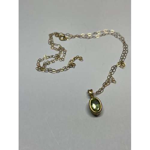 520 - A 9 CARAT GOLD NECKLACE WITH A PERIDOT STONE PENDANT IN A PRESENTATION BOX