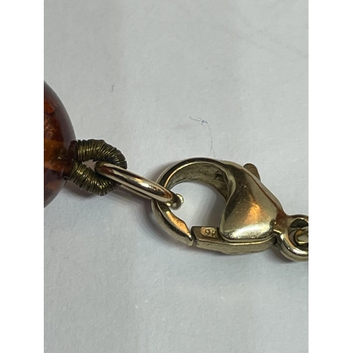 521 - A KNOTTED AMBER NECKLACE WITH A MARKED 9K CLASP