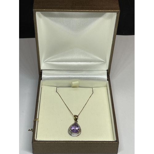 522 - A 9 CARAT GOLD NECKLACE WITH AN AMETHYST PENDANT IN A PRESENTATION BOX