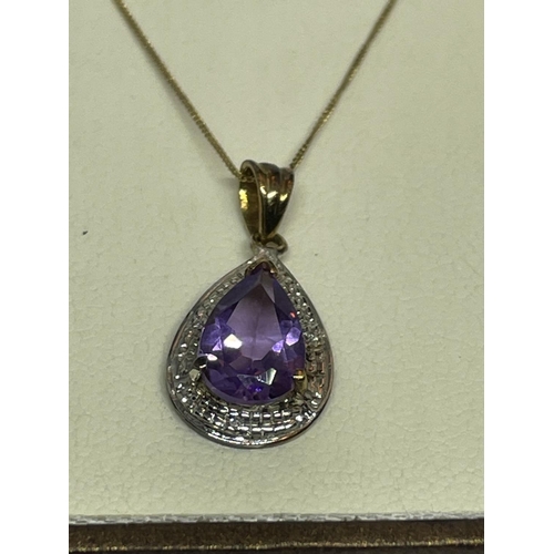 522 - A 9 CARAT GOLD NECKLACE WITH AN AMETHYST PENDANT IN A PRESENTATION BOX