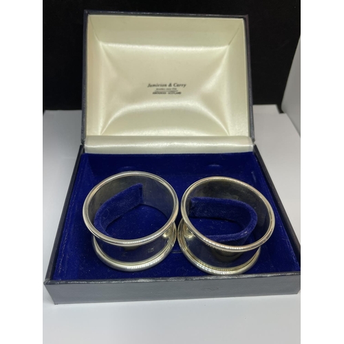 526 - A PAIR OF HALLMARKED BIRMINGHAM SILVER NAPKIN RINGS IN A PRESENTATION BOX