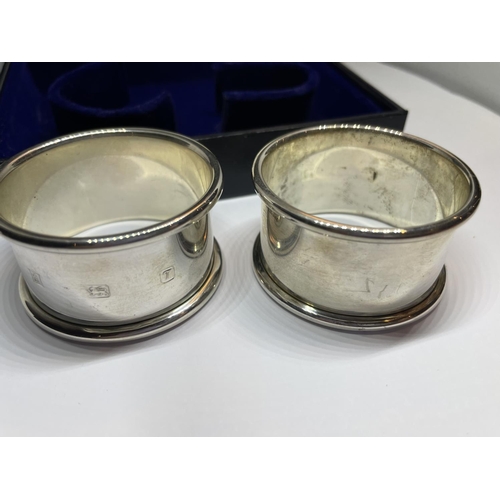 526 - A PAIR OF HALLMARKED BIRMINGHAM SILVER NAPKIN RINGS IN A PRESENTATION BOX