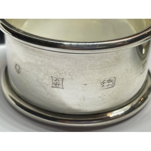 526 - A PAIR OF HALLMARKED BIRMINGHAM SILVER NAPKIN RINGS IN A PRESENTATION BOX