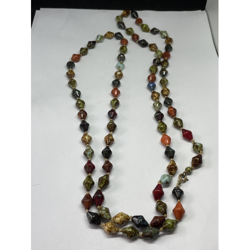 554 - A LONG MULTI COLOURED AGATE NECKLACE