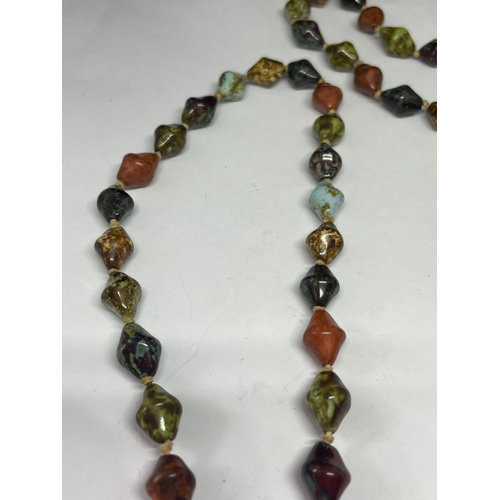 554 - A LONG MULTI COLOURED AGATE NECKLACE