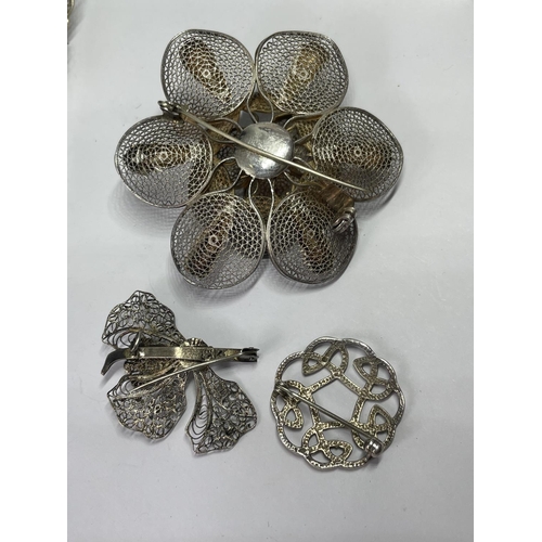 555 - FIVE DECORATIVE SILVER BROOCHES