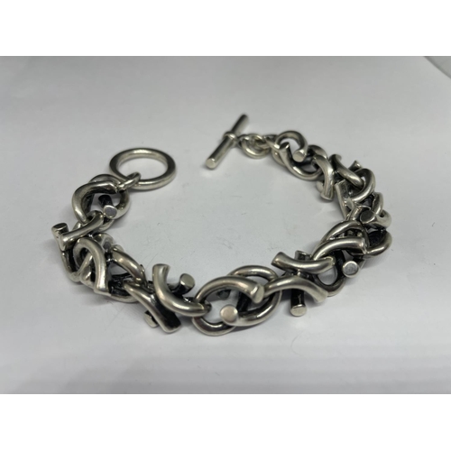 556 - A HEAVY SILVER T BAR BRACELET