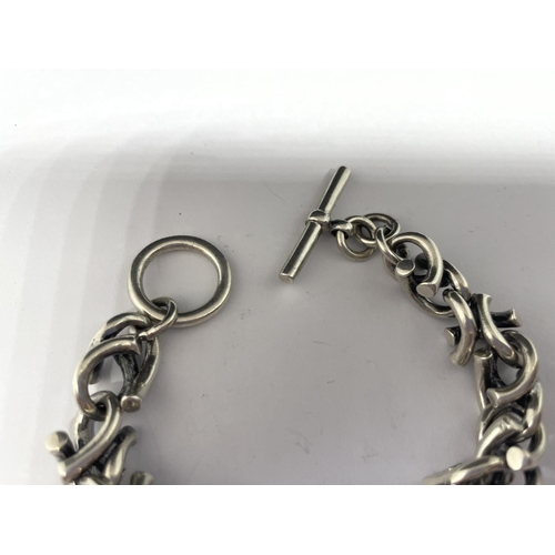 556 - A HEAVY SILVER T BAR BRACELET