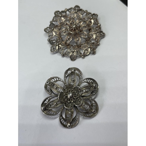 559 - FIVE DECORATIVE SILVER BROOCHES