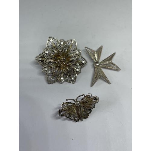 559 - FIVE DECORATIVE SILVER BROOCHES