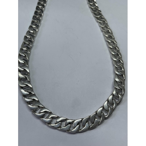 562 - A HEAVY MARKED SILVER NECKLACE LENGTH 22 INCHES