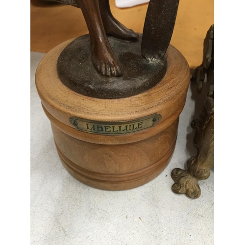 34A - A FRENCH MANTLE CLOCK ON AN ONYX BASE WITH FUGURINE GARNITURES