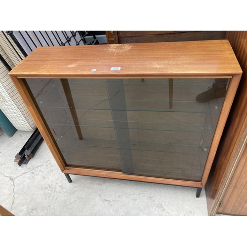 2462 - A RETRO TEAK BOOKCASE WITH SMOKED GLASS SLIDING DOOR 36