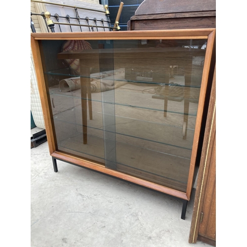 2462 - A RETRO TEAK BOOKCASE WITH SMOKED GLASS SLIDING DOOR 36