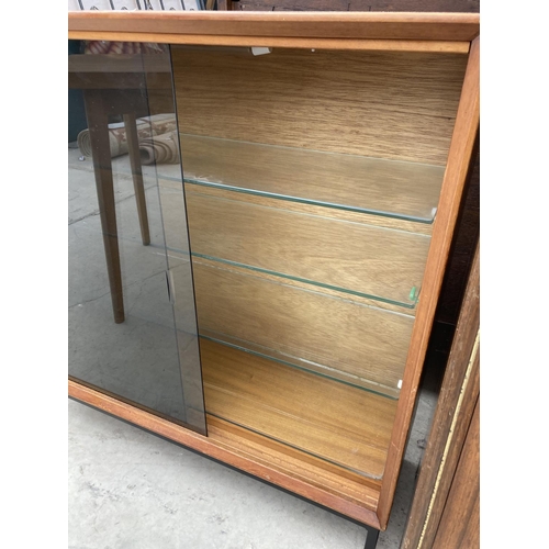 2462 - A RETRO TEAK BOOKCASE WITH SMOKED GLASS SLIDING DOOR 36