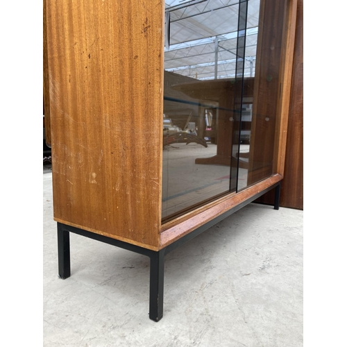 2462 - A RETRO TEAK BOOKCASE WITH SMOKED GLASS SLIDING DOOR 36