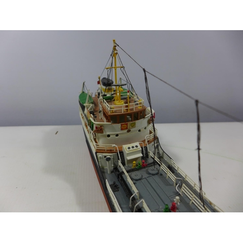 302 - A HANDMADE SHIPS MODEL OF A SHELL/BP VESSEL, LENGTH 40CM, COLLECTION OF MODEL SHIP ITEMS ETC - THIS ... 