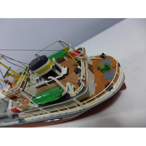 302 - A HANDMADE SHIPS MODEL OF A SHELL/BP VESSEL, LENGTH 40CM, COLLECTION OF MODEL SHIP ITEMS ETC - THIS ... 