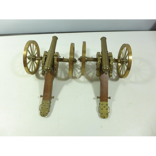 302 - A PAIR OF 20TH CENTURY NAPOLEONIC WAR MODEL CANNONS ON WOOD CARRIAGES, 11CM BARRELS