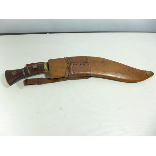 305 - A LARGE KUKRI KNIFE AND SCABBARD, 33CM BLADE STAMPED WITH MILITARY BROAD ARROW AND DATE 1917