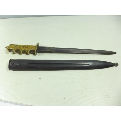 306 - A BRASS GRIPPED FIGHTING KNIFE AND SCABBARD, 29.5CM BLADE