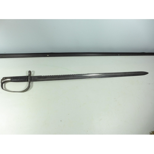 307 - A LATE 19TH/EARLY 20TH CENTURY SAWBACK BAYONET FOR A MARTINI HENRY CARBINE, 65CM BLADE