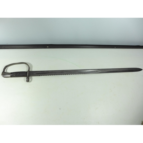 307 - A LATE 19TH/EARLY 20TH CENTURY SAWBACK BAYONET FOR A MARTINI HENRY CARBINE, 65CM BLADE