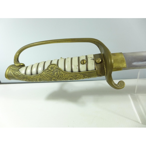 309 - A JAPANESE CAVALRY OFFICERS SWORD AND SCABBARD, 64CM BLADE, PIERCED BRASS GUARD