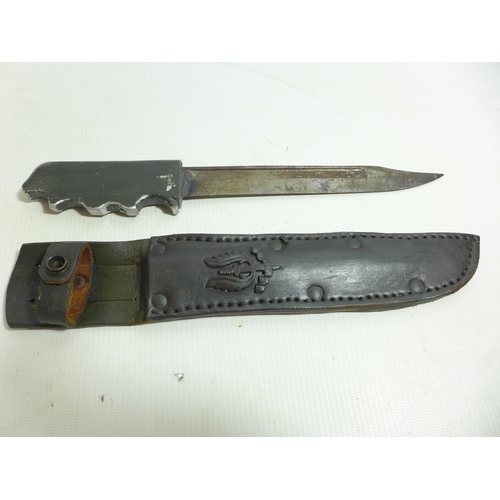310 - A FIGHTING KNIFE AND SCABBARD 19.5CM, BOWIE BLADE