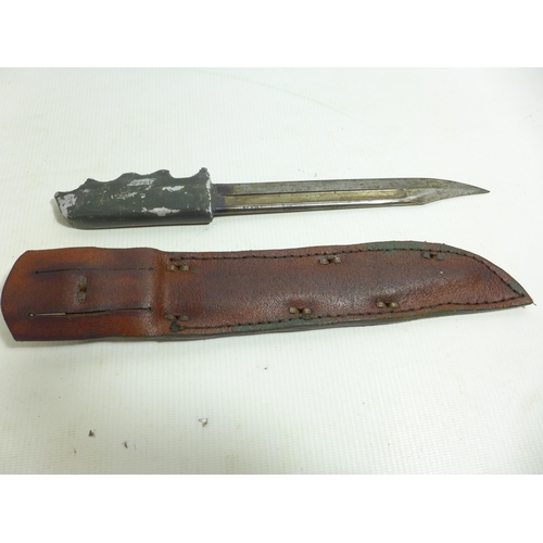 310 - A FIGHTING KNIFE AND SCABBARD 19.5CM, BOWIE BLADE