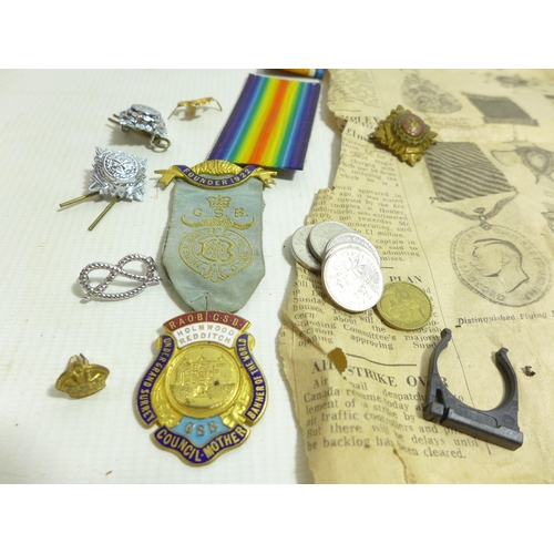 314 - A COLLECTION OF MILITARY BADGES, MEDAL RIBBONS, HORSE BRASSSES ETC