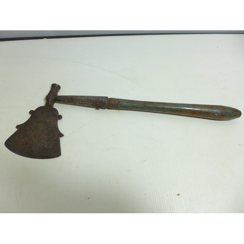 315 - AN ORNAMENTAL LATE 19TH/EARLY 20TH CENTURY AXE WITH PAINTED WOOD HANDLE, LENGTH 36CM