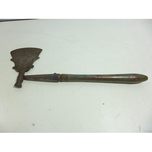 315 - AN ORNAMENTAL LATE 19TH/EARLY 20TH CENTURY AXE WITH PAINTED WOOD HANDLE, LENGTH 36CM