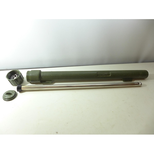 327 - A MILITARY GOOD QUALITY GUN BARREL EXAMINATION PERISCOPE IN CASE WITH SPARE HEAD, LENGTH 55CM