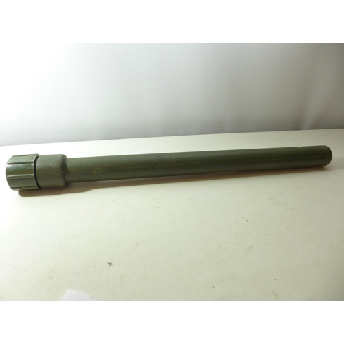 327 - A MILITARY GOOD QUALITY GUN BARREL EXAMINATION PERISCOPE IN CASE WITH SPARE HEAD, LENGTH 55CM